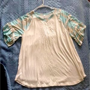 Honeyme Top with a cute flowy sleeves
